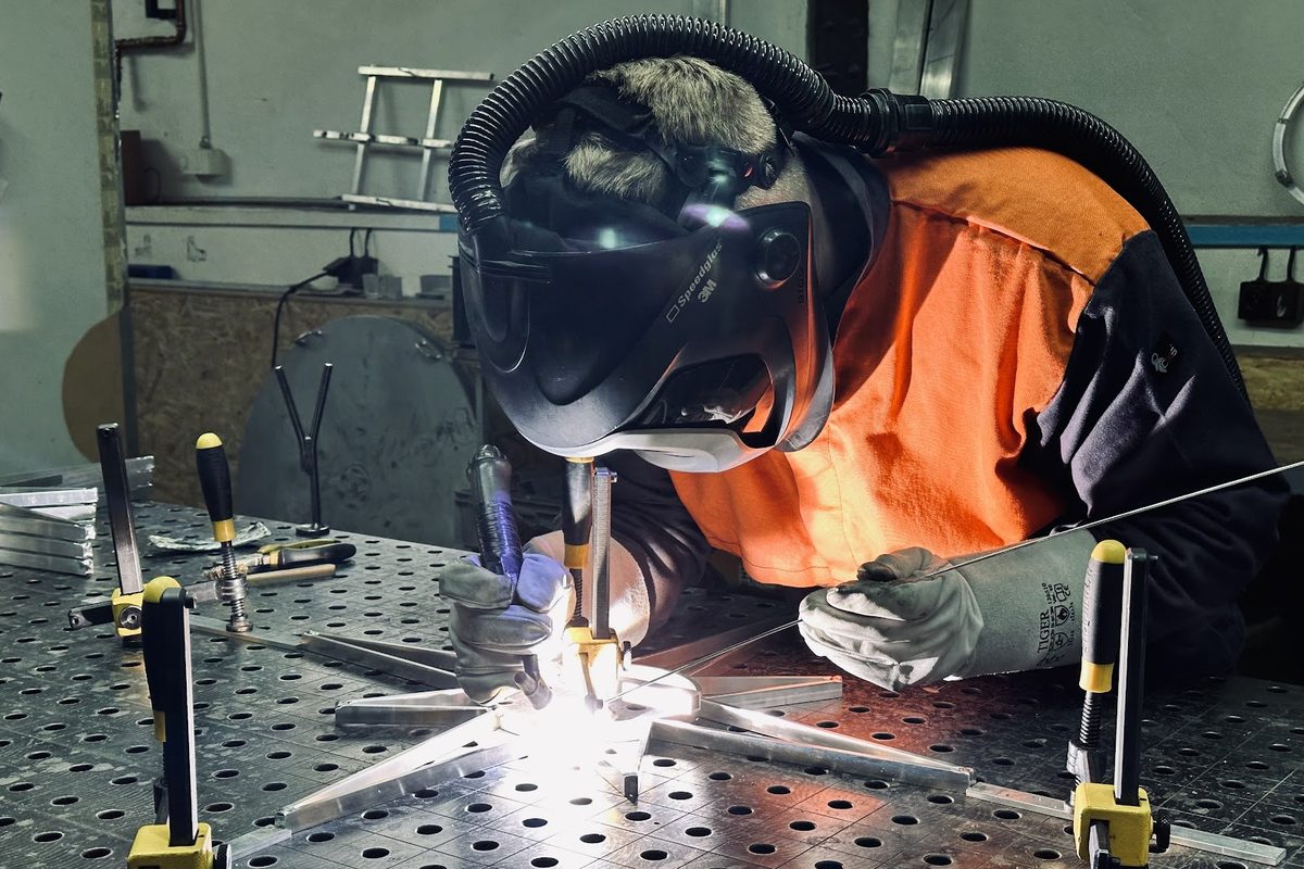 Zavarivač DECOLED zavaruje aluminijski okvir svjetlosne dekoracije